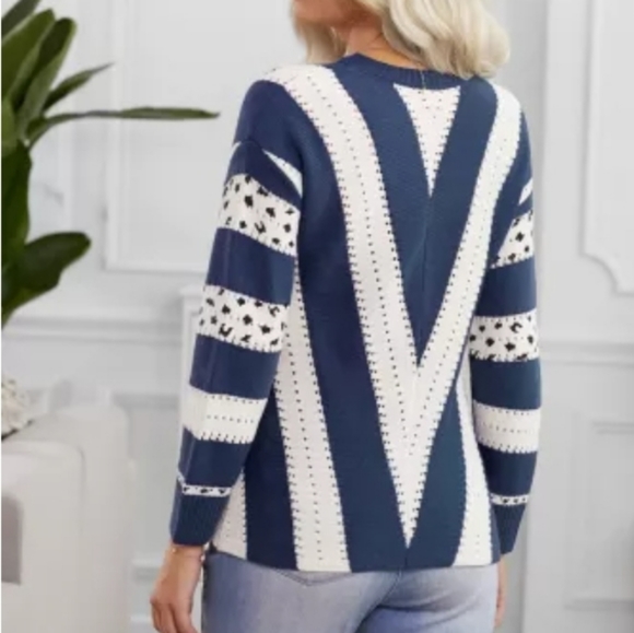 animal print sweater- blue NWOT 🚨 SALE: 50% OFF!🚨 - Picture 2 of 4